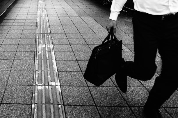 正在跑步的办公室职员图片下载