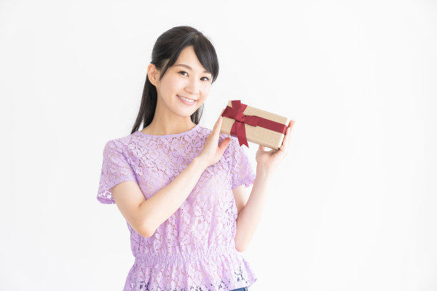 迷人的亚洲女人有一个礼物图片下载