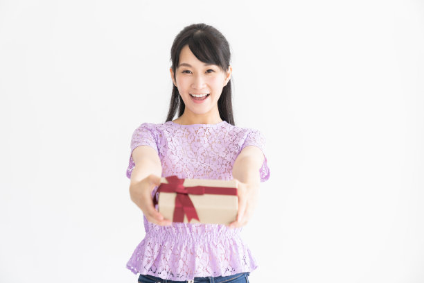 迷人的亚洲女人有一个礼物图片下载