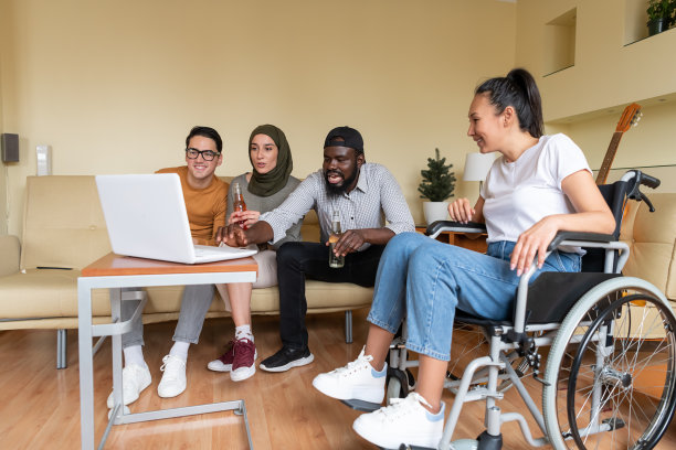 一群好友一起在笔记本电脑上看电影照片图片下载