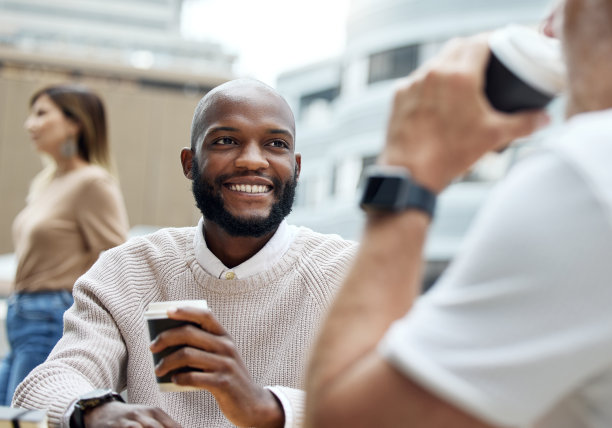 这是一个年轻的商人和他的同事在办公室外面休息的照片图片下载