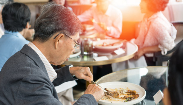 快乐老人，老年人社会，家庭生活理念。老龄化的亚洲妇女和男子一起在餐桌上吃晚餐在安养院的老年健康护理之家社区。图片下载
