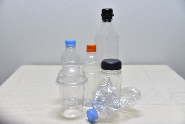 回收使用过的塑料瓶以保护环境图片下载
