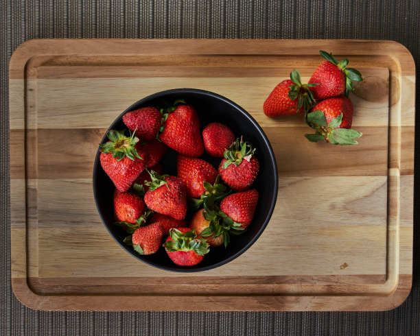 草莓在盘子里摆在桌上准备一份美味的甜点图片下载