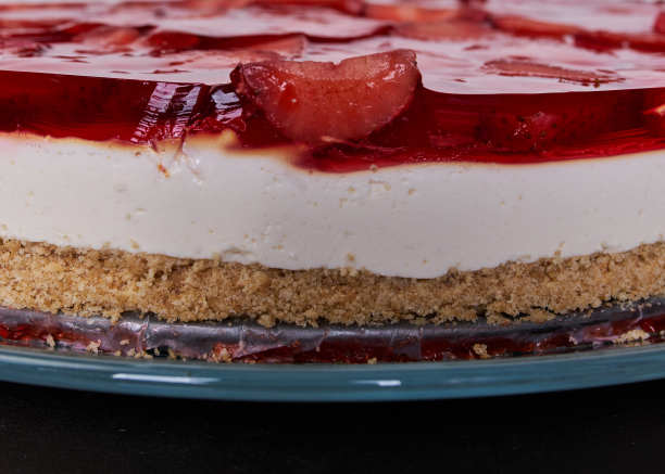 草莓在盘子里摆在桌上准备一份美味的甜点图片下载