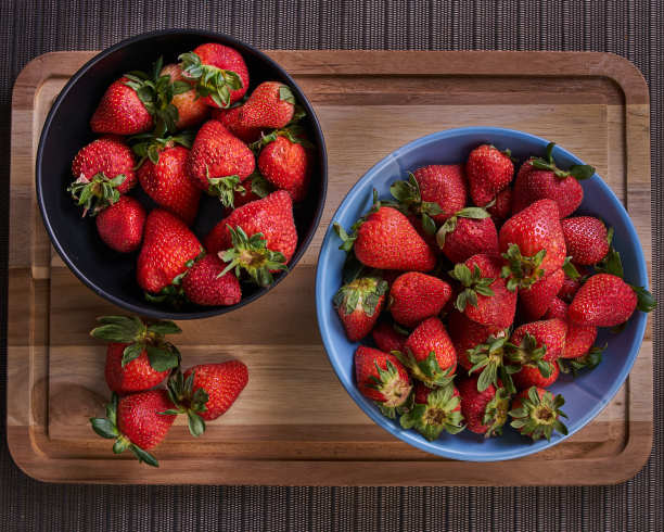 草莓在盘子里摆在桌上准备一份美味的甜点图片下载