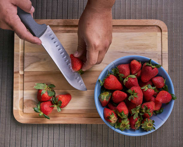 草莓在盘子里摆在桌上准备一份美味的甜点图片下载