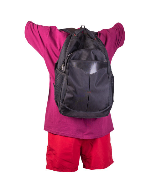 背包，运动短裤，t恤孤立在白色的foane。日常服装图片下载