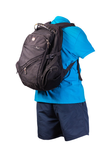 双肩包，运动短裤，白色foane上带纽扣的衣领衬衫。日常服装图片下载