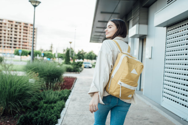 上大学的女孩图片下载