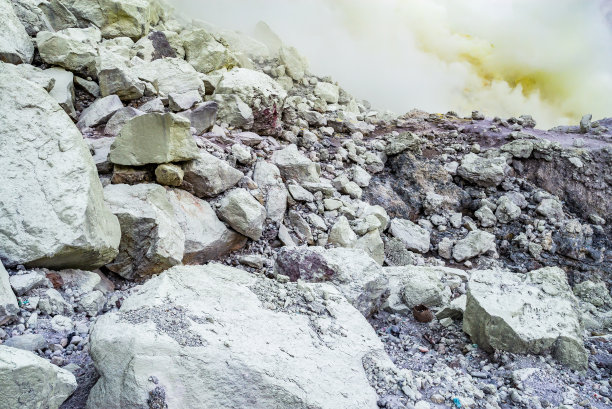 卡瓦伊真火山伊真火山口早晨的岩壁与硫磺矿图片下载