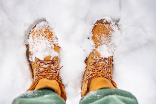 雪地里穿着红鞋的男人图片下载