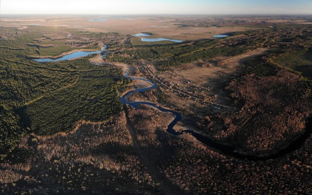 小镇村庄，森林中有河流和湖泊。无人机全景图图片下载