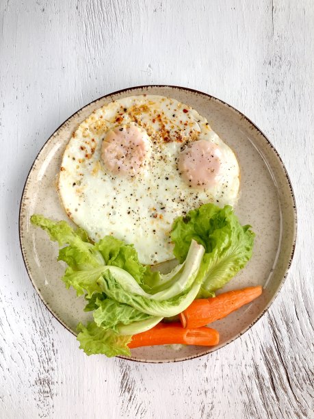 有煎蛋和沙拉的早餐盘图片下载