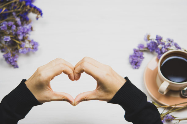 女人用手做了一个心形。库存图片图片下载