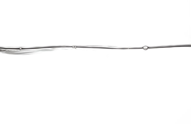 饮用的水波与气泡的空气，孤立在白色的背景图片下载