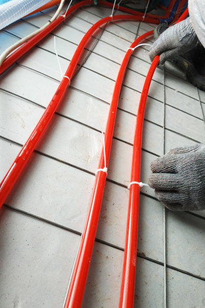 加热系统的管道安装，师傅将管道连接到泡沫上。图片下载