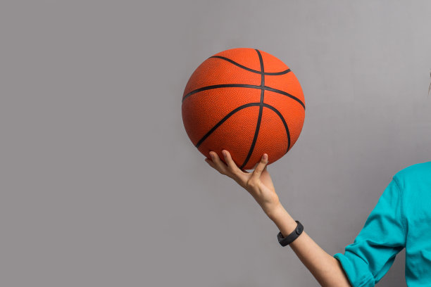 孩子拿着篮球图片下载