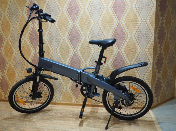 面向城市的折叠自行车。图片下载