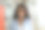 年轻美丽的非洲裔美国女人戴着时髦的眼镜看着镜头，微笑着。自信的经理站在现代办公室的肖像图片下载