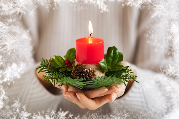 拿着圣诞蜡烛和冷杉的女人图片下载