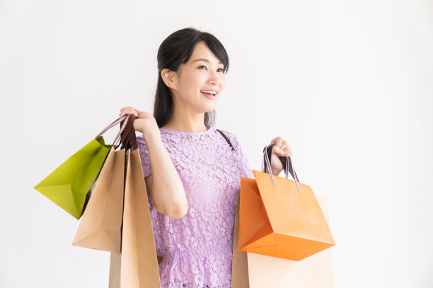 迷人的亚洲女人有购物袋图片下载