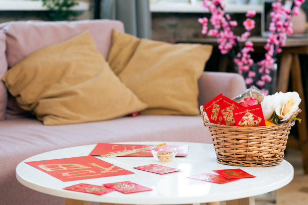 桌上有一组红色的中国手工明信片和篮子图片下载