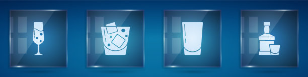 将玻璃杯中的香槟威士忌加水图片下载