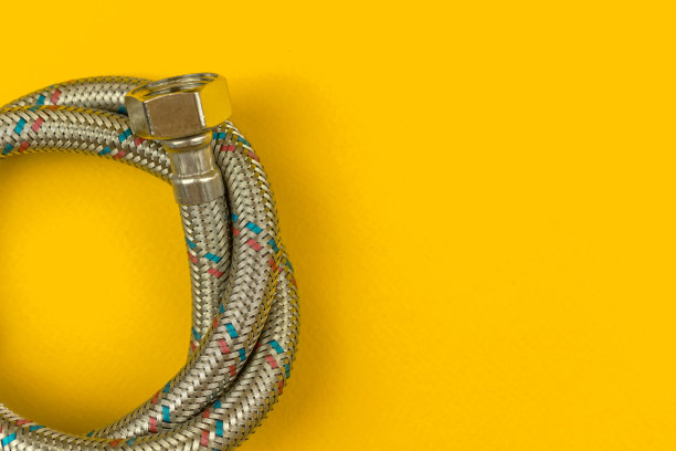 水管配件在黄色平铺背景与复制空间，水管在车间，俯视图照片图片下载