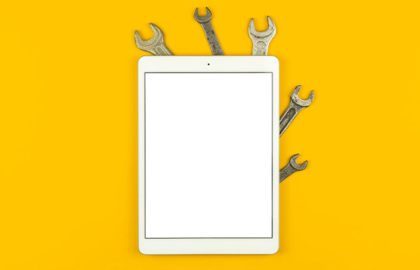 工业和建筑模型与平板，空白白屏幕，桌子工具包，黄色背景，俯视图，平铺和复制空间照片图片下载