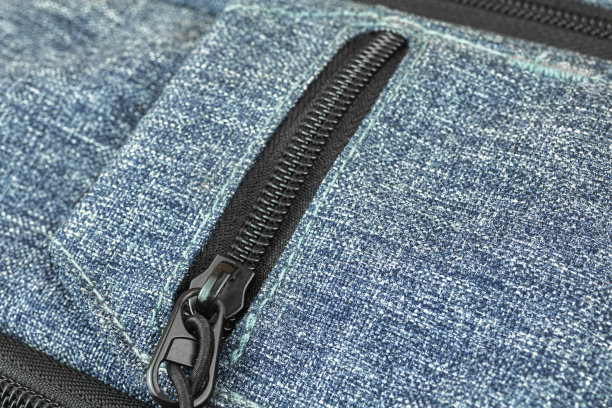 小口袋上的背包和拉链袋特写照片图片下载