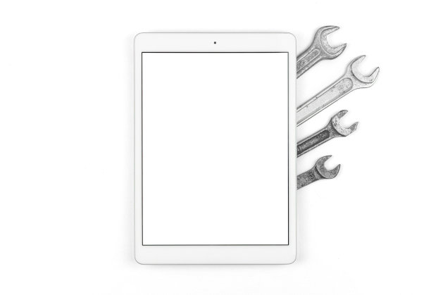 DIY和固定工具与模型屏幕，平板在白色办公桌上与专业设备，白色背景，俯视图，平面和复制空间照片图片下载