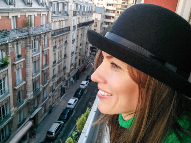 女旅行者享受秋天的晴天图片下载