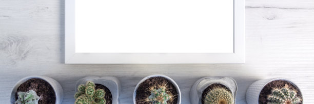 一个木制书桌的全景俯视图，白色的空白框架图片下载