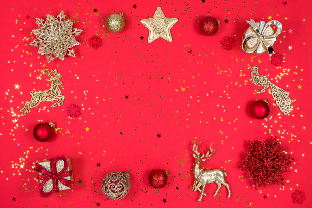 金色和红色的圣诞装饰在红色的背景上，俯视图，平铺。新年的心情。为题词的地方。明信片的基础。图片下载