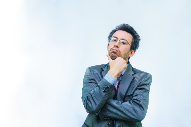 滑稽的胡子拉碴的男人穿着西装打着领带，背景是灰色图片下载