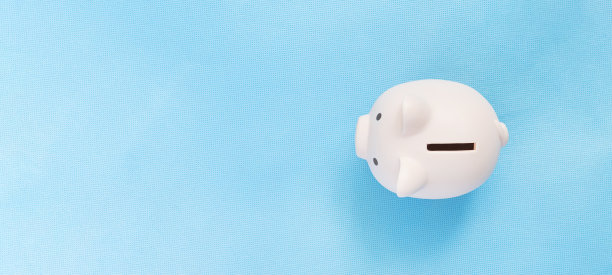 保存和节约的概念。蓝色背景上的存钱罐。枪口,前视图,图片下载
