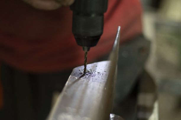 在钢上钻个洞。像金属工具一样工作。图片下载