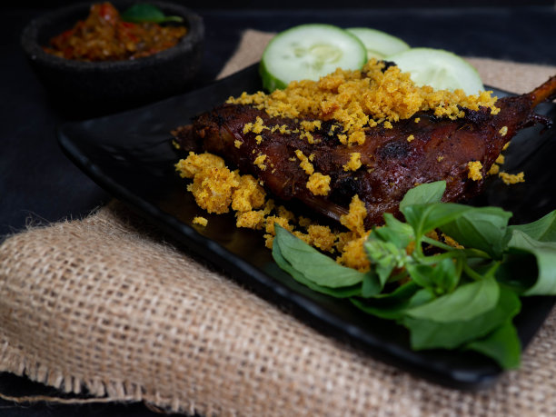 一张烤鸭放在黑色方形盘子上的照片图片下载