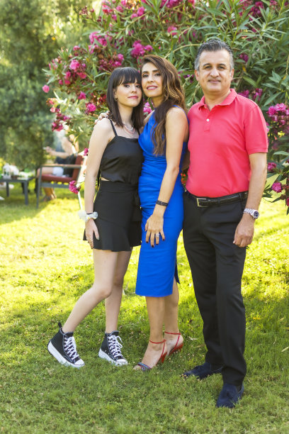 母亲和父亲幸福地陪着女儿图片下载