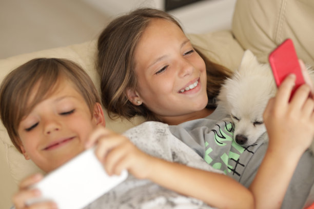 和宠物狗躺在床上图片下载