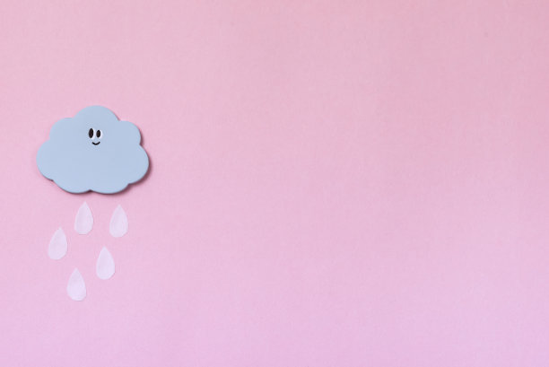 假玩具云与脸的颜色块蓝色和粉红色的背景最小概念图片下载