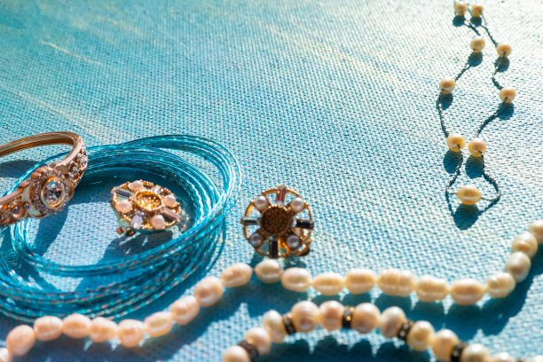 海洋天然珠宝框架上的蓝色背景图片下载