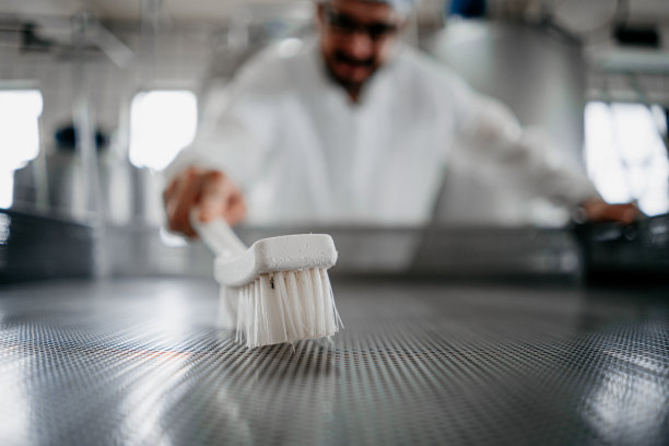 一个工人在牛奶厂清洗机器图片下载