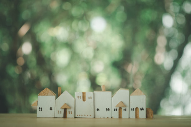 许多简单的最小设计与微型白色玩具房子。梦想家园和社区生活的概念。图片下载