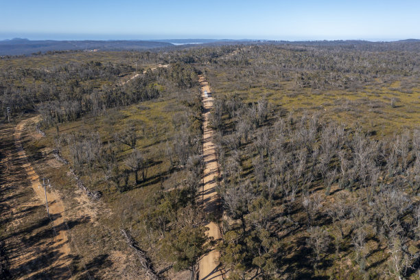 无人机航拍的照片，一辆卡车在一条土路上行驶，这条土路是从澳大利亚地区的丛林大火中恢复过来的图片下载