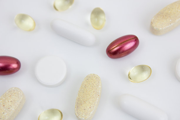 不同种类的维生素和药片。图片下载