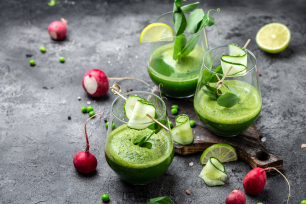 绿色奶昔。排毒奶昔，新鲜青豆，黄瓜，萝卜，菠菜和青柠。横幅，菜单食谱位置的文本，顶部视图图片下载
