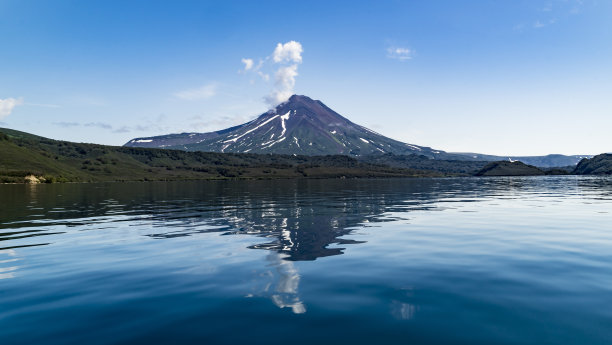 堪察加半岛伊林斯基火山库里尔湖倒影图片下载