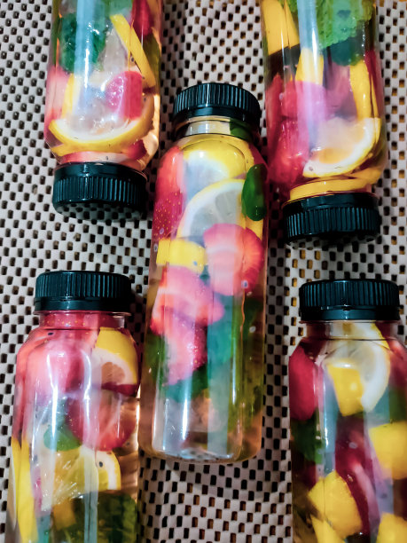 在瓶子上注入健康饮料的水。图片下载